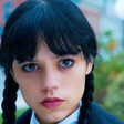 Quem é a stalker de 'Wandinha' na 2ª temporada e por que a atriz está conquistando tantos fãs?