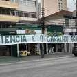 Torcedores do Palmeiras estendem nova faixa de protesto por fase ruim