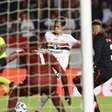 São Paulo domina Vitória e chega ao quinto triunfo seguido no Brasileirão