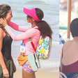 Spoiler de 'Vale Tudo' em flagra! Falida após golpe de Odete, Raquel vende sanduíche na praia e é flagrada por Heleninha e Celina