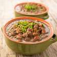 Não gosta de coentro no feijão? Nutricionista indica 5 ervas frescas para deixar o tempero mais nutritivo