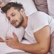 Homem ensina a dormir em menos de um minuto e viraliza nas redes