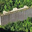 Abandonado há décadas na floresta, 'Hotel Esqueleto' atrai curiosidade