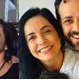 Izabella Camargo surge em foto com o marido e os filhos um mês após dar à luz