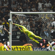 Atitude do goleiro Everson, do Atlético, rouba a cena em Belo Horizonte