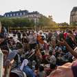 França bate novos recordes de calor; migrantes sofrem com insolação diante da prefeitura de Paris