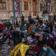 Migrantes sem-teto são removidos da entrada da Prefeitura de Paris e pressionados a deixar a cidade