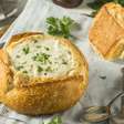 Sopa de quatro queijos no pão: a receita perfeita para dias frios!