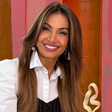 Patrícia Poeta prova versatilidade da camisa branca com sobreposição