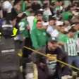 Torcedor do Atlético Nacional faz gestos racistas à torcida do São Paulo em duelo pela Libertadores