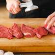 Nem cerveja, nem abacaxi: é assim que você amacia a carne de segunda para ficar igual de primeira