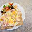 Omelete no pão: um café da manhã nutritivo em 15 minutos