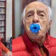 Ary Fontoura chupa chupeta aos 92 anos e detona novo método para estresse: 'Loucura'