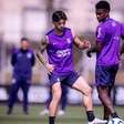 Dorival divide elenco em dois e trabalha bola parada em treino do Corinthians