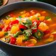 Sopa de legumes com macarrão fácil: leva só 35 minutos para fazer