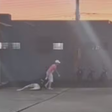 Homem é preso por agredir companheira e arrastá-la pelos cabelos em posto de combustíveis