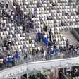 Torcedores do Godoy Cruz brigam com seguranças no fim do jogo contra o Atlético