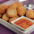 Bolinho de peixe com geleia de pimenta: teste a receita deliciosa e prática