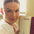 Isis Valverde usa branco com sapatilha de balé para divulgar livro