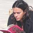O que diz o livro que Bruna Marquezine escolheu para ler em meio às comemorações dos seus 30 anos