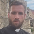 Novo 'padre bonitão' de igreja na Inglaterra viraliza nas redes sociais