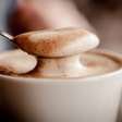 Cappuccino cremoso: sinta-se em uma cafeteria enquanto está em casa