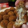 Bolinho de costela com queijo crocante por fora e recheio suculento e queijo derretendo