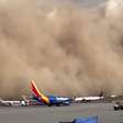 Tempestade de poeira 'engole' cidade nos EUA e causa caos em aeroportos e rodovias