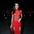 Ousada! Bruna Marquezine causa em festa com vestido vermelho transparente