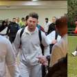 Mahomes e Kelce: Estrelas da NFL chegam ao Brasil aos gritos dos fãs no aeroporto de Guarulhos