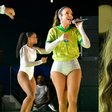 Mainha brilhou! Ivete Sangalo coloca as 'pernocas' de fora em look customizado da Seleção antes de Brasil x Chile