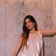 Camila Queiroz realça barriga em look com fitas de R$ 21 mil