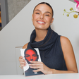 Isis Valverde usa vestido jeans de R$ 13 mil para lançar livro