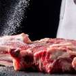 Esqueça o mito: a forma segura de descongelar a carne não envolve vinagre nem sal