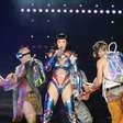 Vivendo era futurista, Katy Perry faz explosão nostálgica no The Town