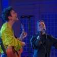 Sandy canta de surpresa no The Town de all black e calça pescador