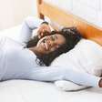 Cinco exercícios rápidos para fazer na cama e dormir melhor, de acordo com um especialista em fisioterapia e condicionamento físico