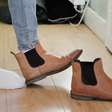 Tirar os sapatos ao chegar em casa: sim ou não? O teste do esfregão não deixa dúvidas