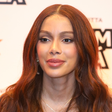 Anitta combina look jeans com sandália tipo chinelo de R$ 279