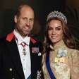 Kate Middleton arrasa com look dourado e tiara de princesa em jantar especial