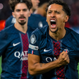 Marquinhos comemora 12 anos da estreia no PSG com gol e campeão atropela Atalanta na Champions