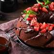 Bolo de chocolate cremoso: aproveite a receita fofinha e saborosa