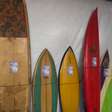 Proibições e memória: colecionador de pranchas expõe história do surfe em 'shapes' e 'quilhas' em SC