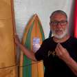 Colecionador de pranchas expõe história do surfe em 'shapes' e 'quilhas' em SC