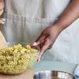 Quem tem gordura no fígado pode comer pão e macarrão? Especialista revela alimentos proibidos