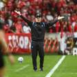 Mano Menezes ironiza arbitragem no Gre-Nal