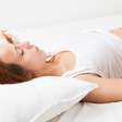 Dormir de barriga para cima faz mal? Médico responde