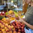 Frutas com etiquetas nos supermercados: entenda o que os números significam