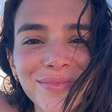 Bruna Marquezine curte mar e piscina com joia de R$ 69 mil