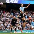Com 'ajudinha' de zagueiro e Haaland inspirado, Manchester City goleia o Burnley